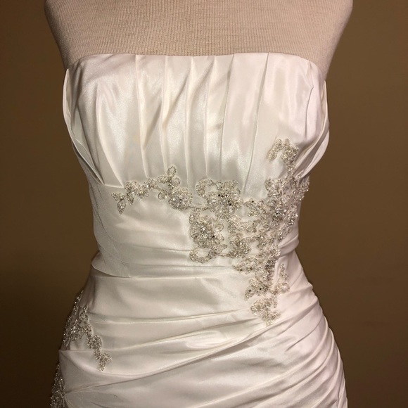 Ivory David’s bridal wedding gown 👰🏻 - Picture 4 of 8